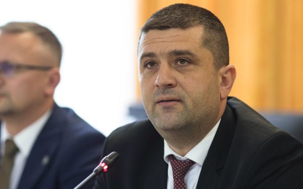 Bloc construit fără aviz în apropierea depozitelor de muniție din Craiova Ministrul Apărării, Radu Miruță, a adus în atenția opiniei publice o situație alarmantă în Craiova, unde un dezvoltator imobiliar a construit un bloc cu nouă etaje, fără respectarea reglementărilor legale privind distanța față de depozitele de muniție