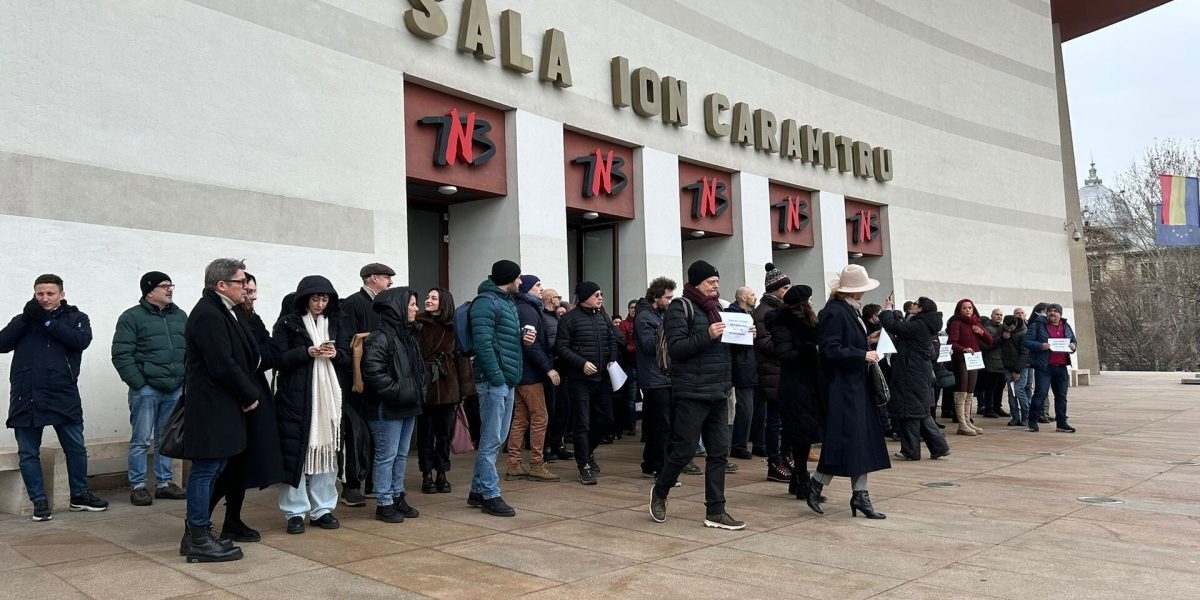 Actorii Teatrului Național din București au ieșit marți în stradă, în semn de protest față de noile directive impuse de Ministerul Culturii, care limitează libertatea și flexibilitatea muncii lor