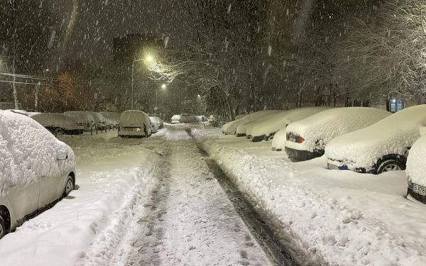 Revenirea iernii a paralizat parțial traficul aerian și a generat pagube majore în Capitală Dimineața zilei de 18 februarie a adus la București o realitate dificilă, cauzată de revenirea bruscă a iernii
