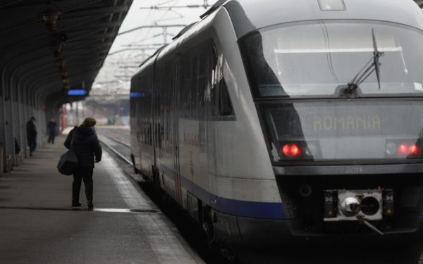 Incident feroviar în Gara de Nord: Un vagon al trenului IRN 401 a deraiat Vineri dimineață, Gara de Nord din București a fost perturbată de un incident feroviar, când primul vagon al trenului IRN 401, operat de CFR Călători, a deraiat în timpul manevrelor de împingere către depou