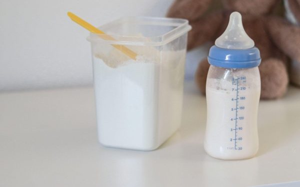 Alertă alimentară: lapte praf pentru sugari retras din magazine din cauza contaminării cu toxine Autoritățile române au decis retragerea de pe piață a mai multor tipuri de lapte praf destinat sugarilor, după ce au identificat riscuri de contaminare cu cereulidă, o toxină periculoasă provenită din bacteria Bacillus cereus