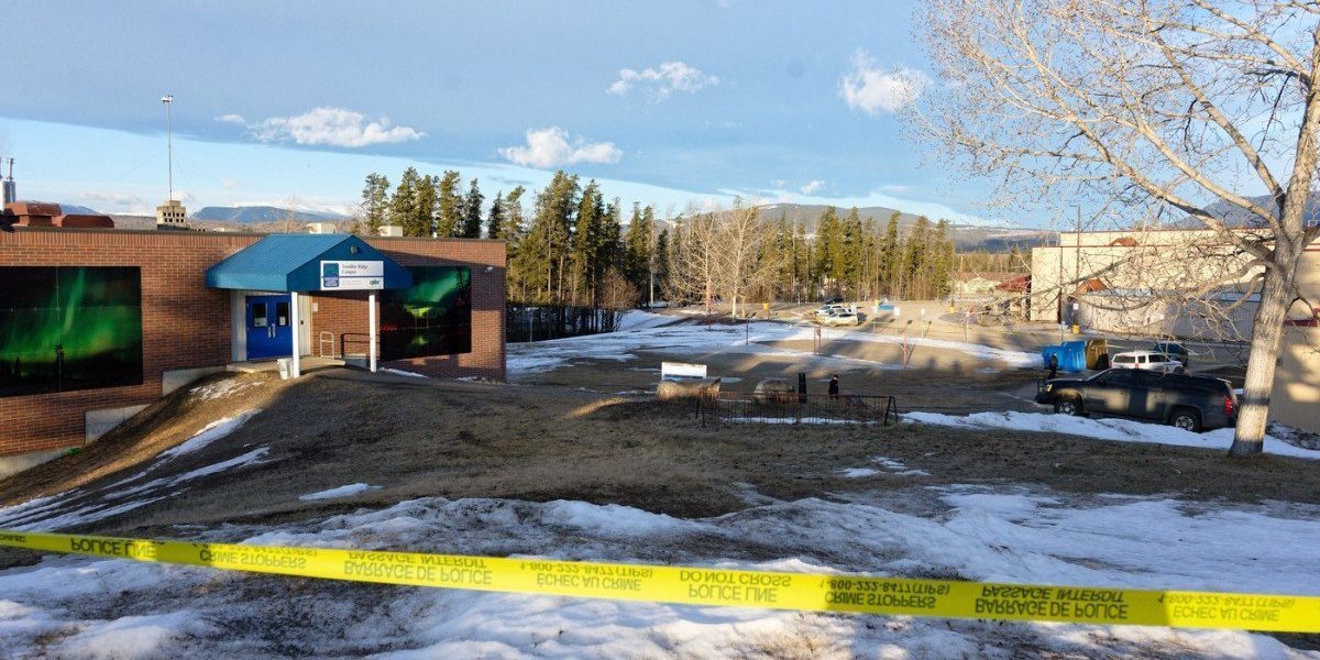 Masacrul de la Tumbler Ridge: O tragedie fără precedent în Canada O femeie transgender în vârstă de 18 ani este suspectată de comiterea unui masacru în Tumbler Ridge, vestul Canadei, soldat cu nouă morți, inclusiv propria mamă și frate