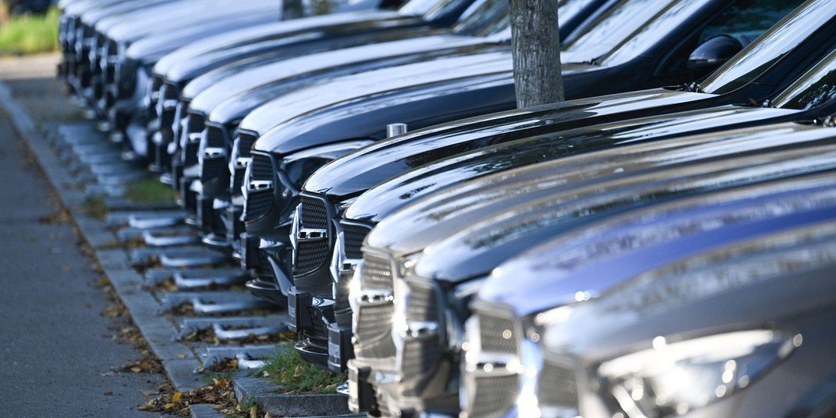 Rusia ocolește sancțiunile occidentale prin importuri de automobile din China Zeci de mii de vehicule sunt exportate din China către Rusia prin scheme complexe de import care eludează sancțiunile internaționale