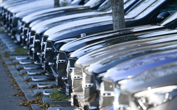 Rusia ocolește sancțiunile occidentale prin importuri de automobile din China Zeci de mii de vehicule sunt exportate din China către Rusia prin scheme complexe de import care eludează sancțiunile internaționale