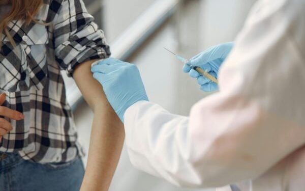Moderna, compania farmaceutică cunoscută pentru inovațiile sale în domeniul vaccinurilor, a primit un refuz neașteptat din partea Agenției pentru Alimente și Medicamente din Statele Unite (FDA) privind autorizarea primului său vaccin antigripal pe bază de tehnologia ARN mesager (ARNm)