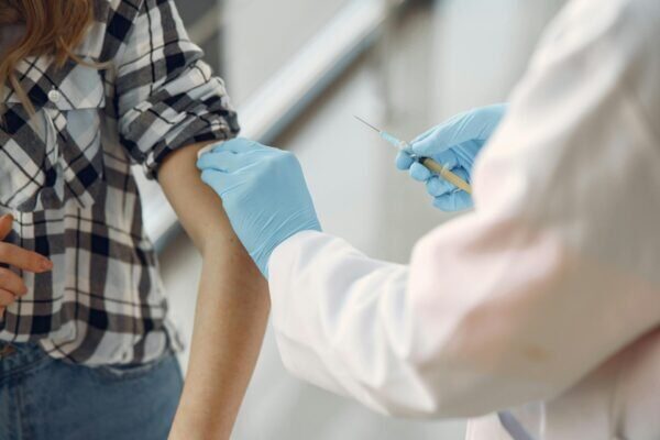 Moderna, compania farmaceutică cunoscută pentru inovațiile sale în domeniul vaccinurilor, a primit un refuz neașteptat din partea Agenției pentru Alimente și Medicamente din Statele Unite (FDA) privind autorizarea primului său vaccin antigripal pe bază de tehnologia ARN mesager (ARNm)