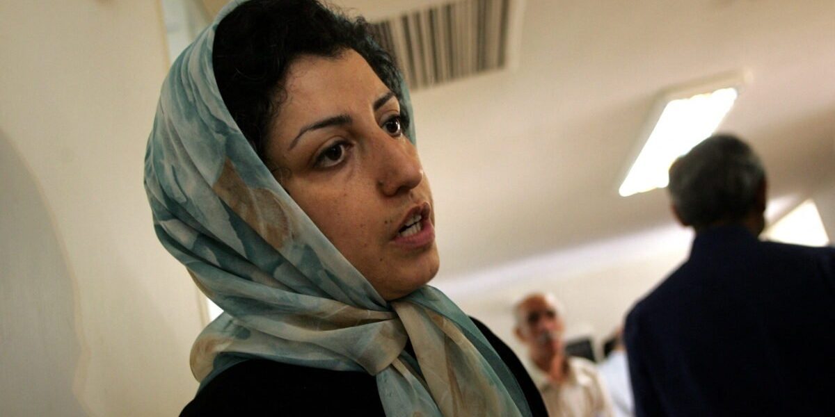 Iranul condamnă la șase ani de închisoare laureata Nobel pentru Pace Narges Mohammadi, în contextul promovării reformelor și drepturilor omului Într-o decizie care amplifică tensiunile în domeniul drepturilor omului din Iran, tribunalul din Mashhad a pronunțat o sentință de șase ani de închisoare pentru Narges Mohammadi, laureata Premiului Nobel pentru Pace din 2023
