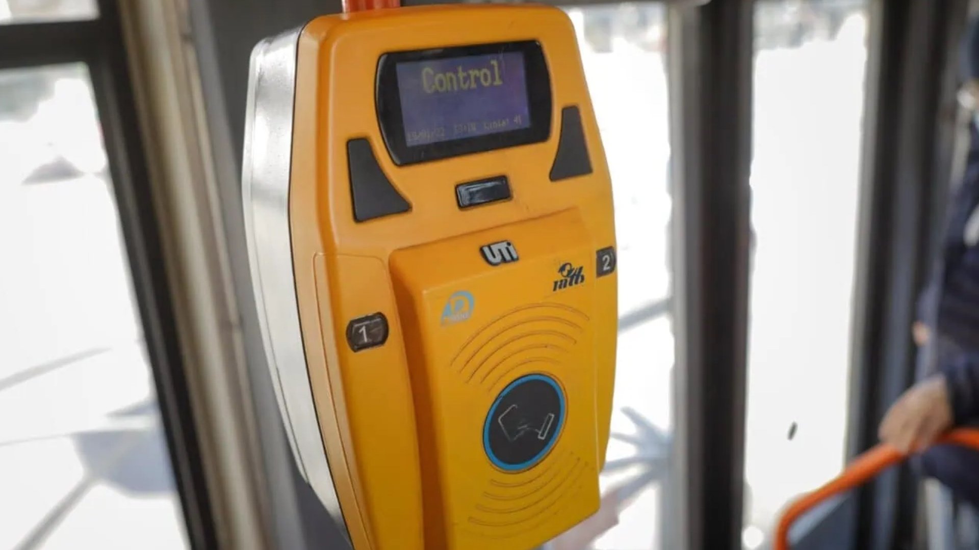 Noul sistem de control al biletelor în transportul public din București, evident, încă departe de a fi complet operațional De mai bine de un an, bucureștenii care circulă cu mijloacele de transport ale Societății de Transport București (STB) pot folosi drept document de identitate cartea electronică, un pas important pentru modernizarea sistemului de validare și control