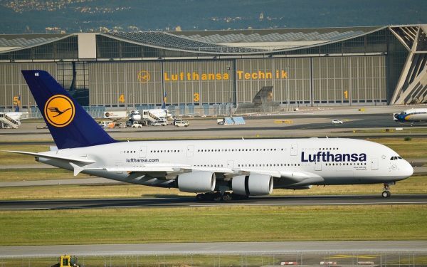 Grevă la Lufthansa: Perturbări majore ale zborurilor programate pentru joi în Europa Joi, conexiunile aeriene ale uneia dintre cele mai mari companii din Europa, Lufthansa, se află în pericol de a suferi perturbări substanțiale, pe măsură ce piloții și personalul de cabină ai grupului se pregătesc pentru o posibilă grevă