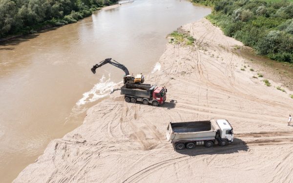 Verificări interne la Ministerul Mediului privind aprobarea proiectelor pentru exploatarea ilegală a nisipului și pietrișului Autoritățile române desfășoară, în aceste zile, o amplă anchetă internă la Ministerul Mediului, Apelor și Pădurilor, vizând utilizarea unor proiecte declarate inițial drept „iazuri piscicole” pentru acoperirea activităților ilegale de extragere a nisipului și pietrișului din albiile râurilor