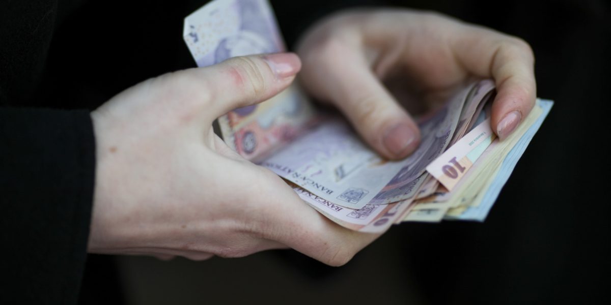 bani-lei-bancnote-cash-numerar-Sursa-foto-Inquam-Photos-Octav-Ganea-2.jpg - FluxNational