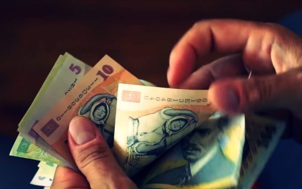 Sorin Grindeanu anunță posibile reduceri de impozite locale pentru casele vechi și cele deținute de persoanele cu dizabilități Președintele PSD, Sorin Grindeanu, a făcut un anunț îndrăzneț privind eventualitatea reducerii unor taxe și impozite locale, un răspuns direct la nevoile anumitor categorii de contribuabili și o măsură care ar putea influența semnificativ bugetele locale în următoarea perioadă