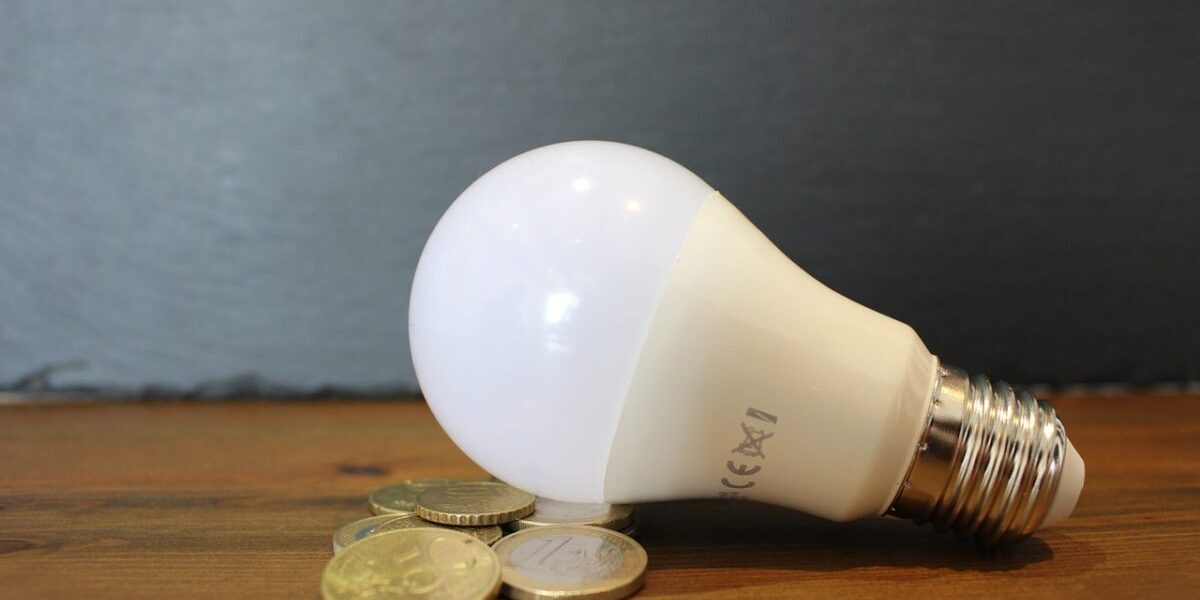 Prețul energiei electrice din România ar putea suferi o reducere semnificativă în următoarele luni, anunță oficialii din domeniu