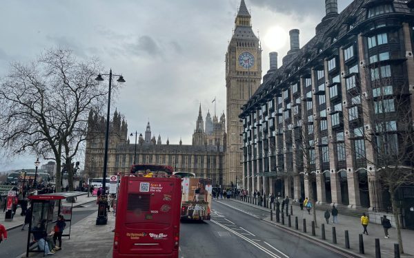 O vizită de importanță strategică a avut loc marți la Universitatea Oxford, când ministrul afacerilor externe, Oana Țoiu, a efectuat un pas simbolic pentru consolidarea relațiilor culturale și educaționale între România și Regatul Unit
