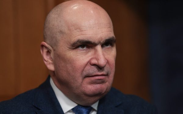 Premierul Ilie Bolojan promite un capitol special pentru București în bugetul național 2026, în contextul problemelor financiare acute ale Capitalei Premierul Ilie Bolojan a confirmat miercuri că autoritățile centrale au în plan alocarea unei secțiuni dedicate pentru București în bugetul național pentru anul 2026, o măsură menită să abordeze definitiv situația dificilă a finanțării Primăriei Generale