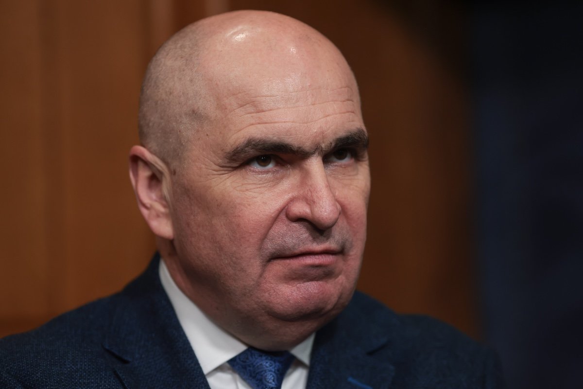 Premierul Ilie Bolojan promite un capitol special pentru București în bugetul național 2026, în contextul problemelor financiare acute ale Capitalei Premierul Ilie Bolojan a confirmat miercuri că autoritățile centrale au în plan alocarea unei secțiuni dedicate pentru București în bugetul național pentru anul 2026, o măsură menită să abordeze definitiv situația dificilă a finanțării Primăriei Generale