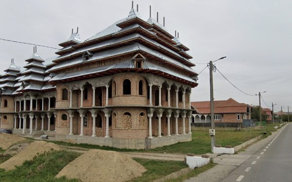 Un artisan din Brateiu, județul Sibiu, a reușit să îmbine tradiția și arta într-un mod spectaculos, ajungând pe scene internaționale cu operele sale din metal prelucrat