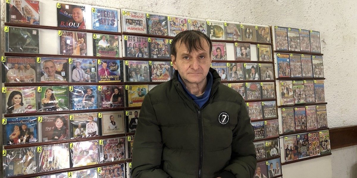 La marginea centrului istoric al Sibiului, într-un edificiu cu amintiri din epoca comunistă, încă răsună muzica ce păstrează tradiția și cultura locală în aer