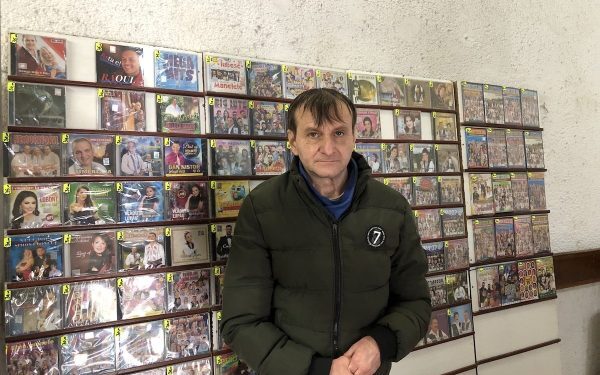 La marginea centrului istoric al Sibiului, într-un edificiu cu amintiri din epoca comunistă, încă răsună muzica ce păstrează tradiția și cultura locală în aer