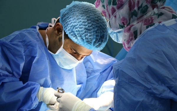 Un bărbat de 48 de ani, aflat în stare critică după ce a suferit trei stopuri cardiorespiratorii, a fost salvat recent la Târgu Mureș printr-un transplant de inimă