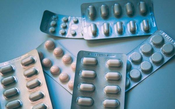 Bucureștenii pot scăpa de medicamentele expirate doar în punctele special amenajate din spitale Gestionarea deșeurilor provenite din medicamente expirate sau neutilizate devine, tot mai mult, o prioritate pentru autoritățile bucureștene, într-un efort de a reduce impactul nociv asupra mediului și sănătății publice