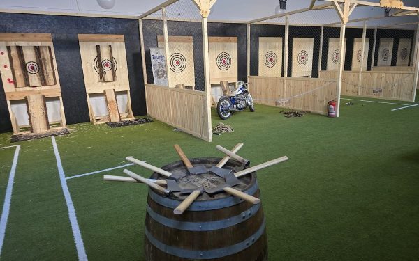 Un nou centru pentru amatorii de aruncat cu topoare s-a inaugurat recent în Sibiu, adăugând o experiență inedită în peisajul activităților recreative din oraș