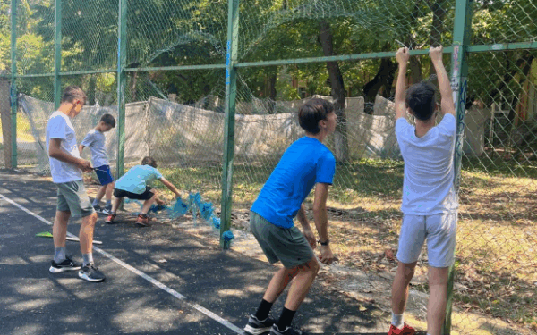 Tinerii din Pajura își asumă întreținerea unui teren de fotbal lăsat în paragină Un grup de tineri din cartierul Pajura, Sectorul 1, a decis să ia inițiativa atunci când terenul de fotbal dintre blocuri a căzut în ruine, rămânând fără intervenția autorităților