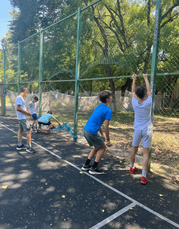 Tinerii din Pajura își asumă întreținerea unui teren de fotbal lăsat în paragină Un grup de tineri din cartierul Pajura, Sectorul 1, a decis să ia inițiativa atunci când terenul de fotbal dintre blocuri a căzut în ruine, rămânând fără intervenția autorităților