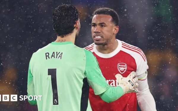 Arsenal ratează victoria în fața lui Wolves, remizând dramatic după ce a condus cu 2-0 Într-un meci plin de intensitate, Arsenal a ratat o oportunitate vitală de a se distanța în fruntea Premier League, înregistrând un rezultat de egalitate 2-2 împotriva celor de la Wolverhampton, echipa aflată pe ultimul loc