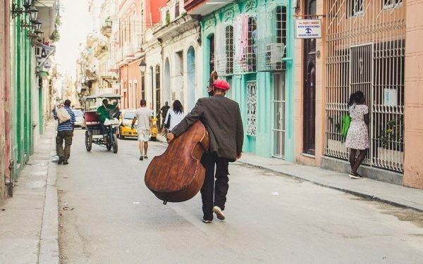Cuba declară stare de alertă energetică: Guvernul implementează măsuri de urgență pentru economie de combustibil În contextul tensiunilor economice și restricțiilor severe impuse de Statele Unite, Cuba a adoptat luni măsuri de urgență menite să limiteze consumul de combustibil și să asigure funcționarea minimă a serviciilor esențiale