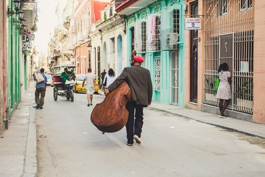 Cuba declară stare de alertă energetică: Guvernul implementează măsuri de urgență pentru economie de combustibil În contextul tensiunilor economice și restricțiilor severe impuse de Statele Unite, Cuba a adoptat luni măsuri de urgență menite să limiteze consumul de combustibil și să asigure funcționarea minimă a serviciilor esențiale