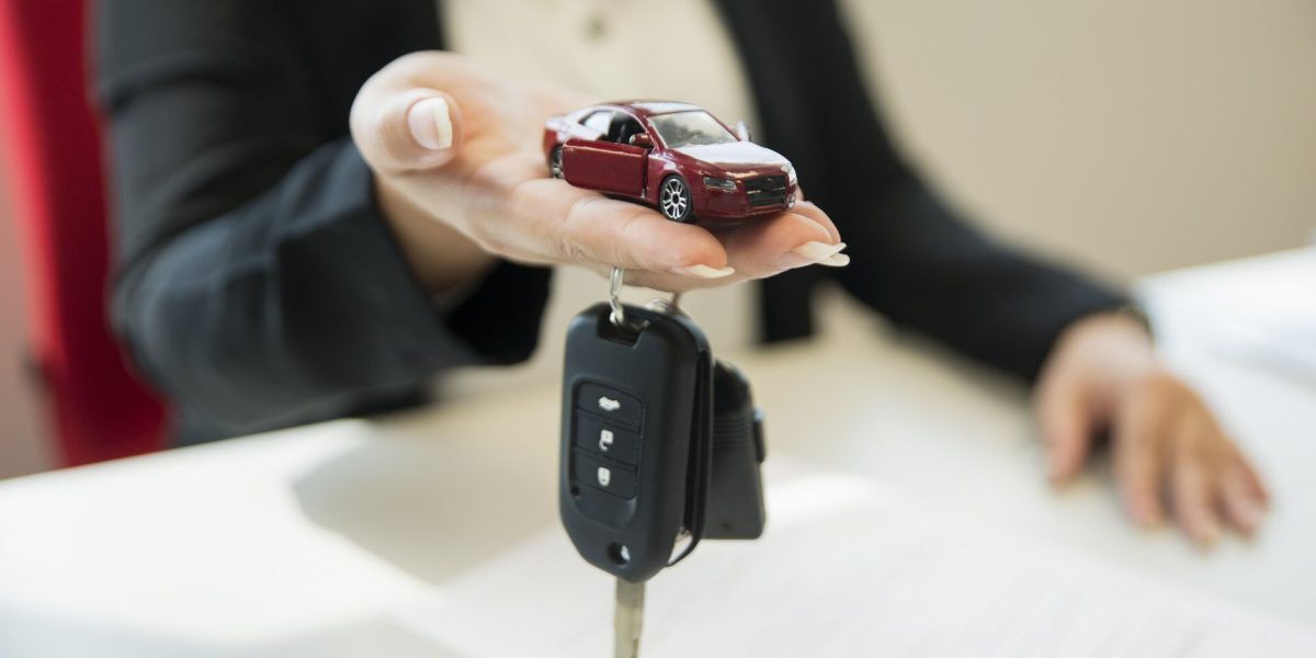 Criza înmatriculărilor auto din începutul anului 2026 lovește dur piața românească, afectând atât cumpărătorii individuali, cât și retailerii, dar cu o intensitate mai mare pentru persoanele fizice