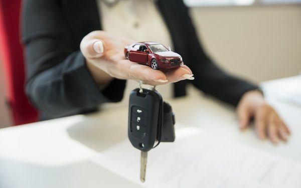 Criza înmatriculărilor auto din începutul anului 2026 lovește dur piața românească, afectând atât cumpărătorii individuali, cât și retailerii, dar cu o intensitate mai mare pentru persoanele fizice