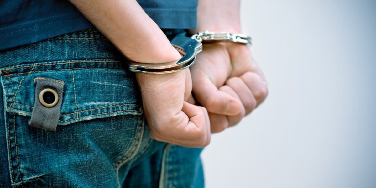 Botoșani: Tânăr arestat după ce și-a violat sora de 12 ani