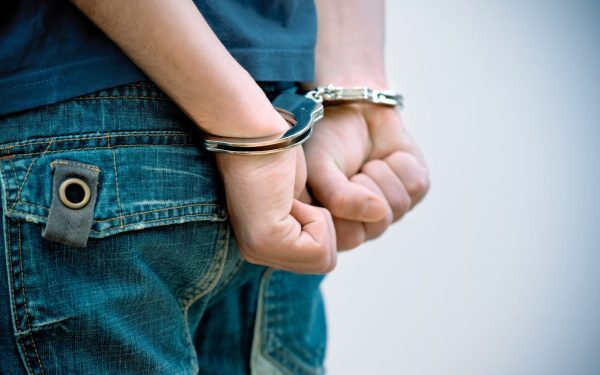 Botoșani: Tânăr arestat după ce și-a violat sora de 12 ani