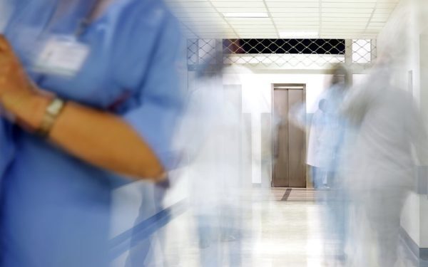 Medicul chirurg de la un spital public din Sibiu, prins în flagrant în timp ce primea mită de 1.000 de lei, devine centrul unui scandal de corupție care scoate în evidență problemele sistemului de sănătate din România