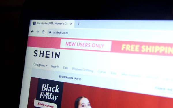 Comisia Europeană a lansat o anchetă împotriva gigantului chinez Shein, unul dintre cele mai mari și influente marketplace-uri online din lume, acuzând compania de practici suspecte ce pot afecta utilizatorii și de comportament problematic în domeniul comercial