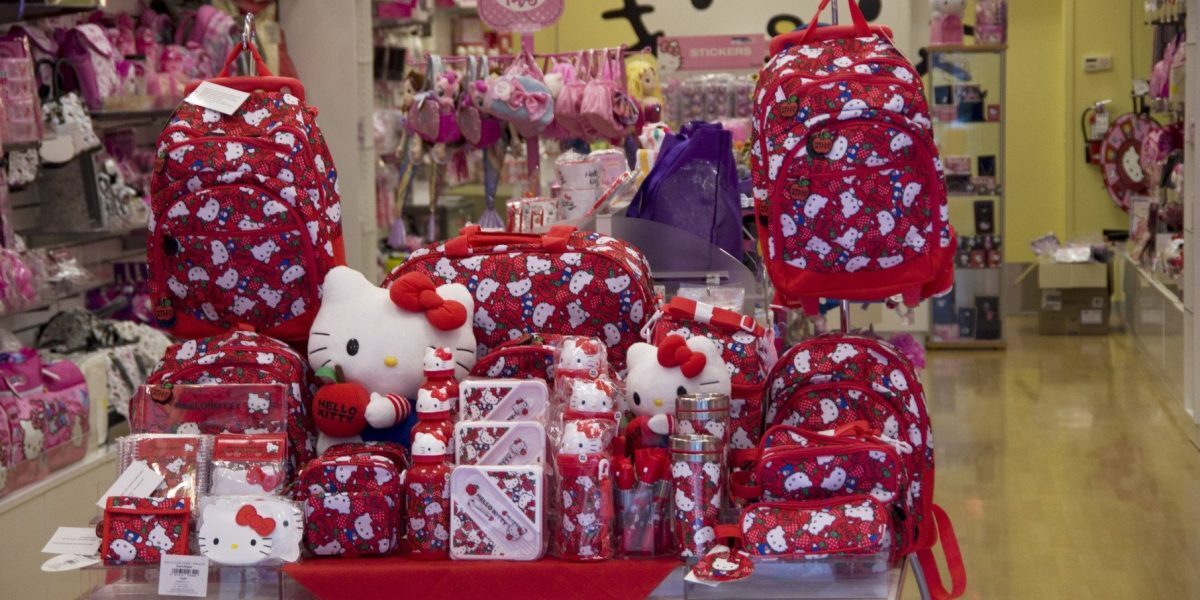 Yuko Yamaguchi, designerul legendarei character Hello Kitty, a anunțat recent că va părăsi postul pe care l-a deținut timp de peste patru decenii, o decizie care marchează finalul unei epoci în lumea personajelor de desene animate și a culturii pop japoneze