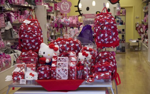 Yuko Yamaguchi, designerul legendarei character Hello Kitty, a anunțat recent că va părăsi postul pe care l-a deținut timp de peste patru decenii, o decizie care marchează finalul unei epoci în lumea personajelor de desene animate și a culturii pop japoneze