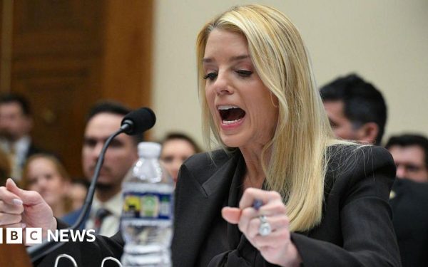 Accountability în fața scandalului Epstein Deputatul democrat din New Mexico, Melanie Stansbury, a declarat că membrii Congresului își asumă responsabilitatea în ceea ce privește investigarea documentelor legate de Jeffrey Epstein