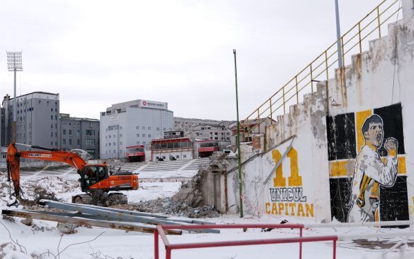 Demolarea Stadionului Dinamo: O transformare rapidă și neașteptată Au trecut 11 zile de la debutul demolării Stadionului Dinamo, iar procesul avansează într-un ritm alert