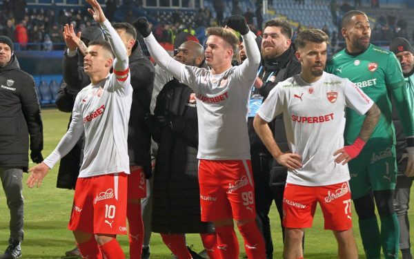 Dinamo învinge dramatic Farul Constanța, 3-2, și își consolidat locul în Superligă Dinamo București a obținut o victorie spectaculoasă în fața Farului Constanța, încheind partida cu 3-2, într-un meci marcat de reveniri moralesc