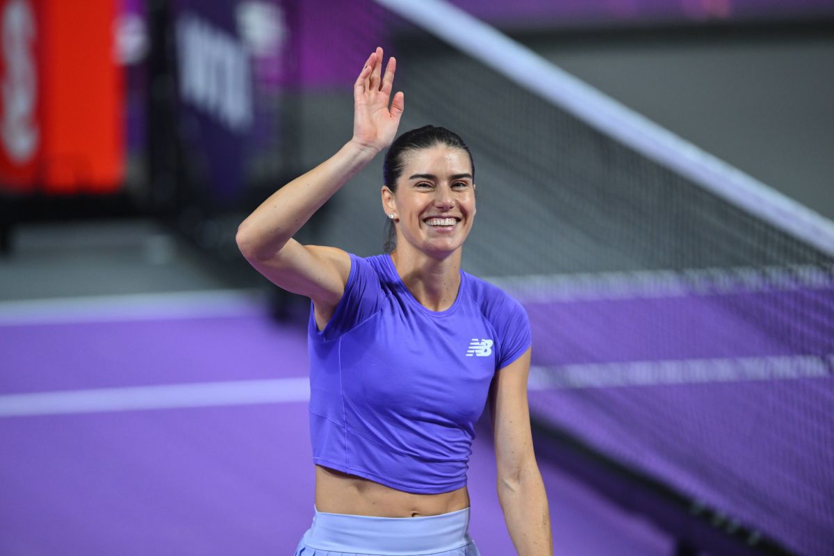 Sorana Cîrstea scrie istorie la Transylvania Open: Victorie emoționantă în fața Kamillei Rakhimova Sorana Cîrstea, 35 de ani, a reușit să se impună pe terenul central al BTarena din Cluj-Napoca în fața jucătoarei Kamilla Rakhimova (24 de ani) cu un scor de 6-4, 6-4, devenind astfel prima româncă ce se califică în turul secund al competiției de simplu la Transylvania Open