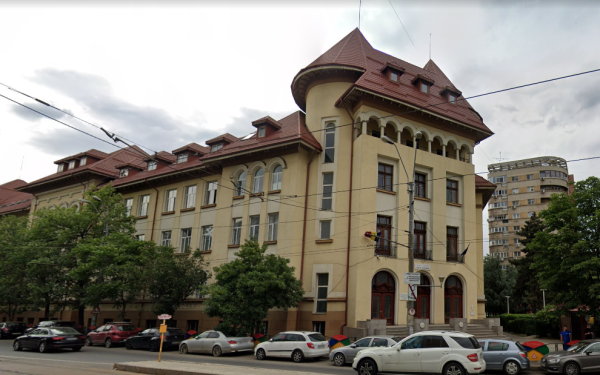 Elevii Colegiului Național „Iulia Hașdeu” au fost evacuați luni, 9 februarie, în urma unei alerte false de incendiu, în contextul în care autoritățile au intervenit pentru a gestiona un incident de urgență