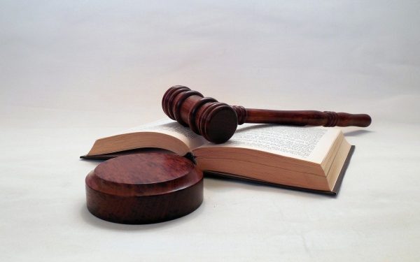 Tânără de 29 de ani desfigurată în hotelul din Brașov, cere despăgubiri de 4,5 milioane de euro în instanță O tânără de 29 de ani, recent victima unei agresiuni grave, a depus un proces împotriva complexului hotelier din Brașov, solicitând daune având o valoare de 4,5 milioane de euro