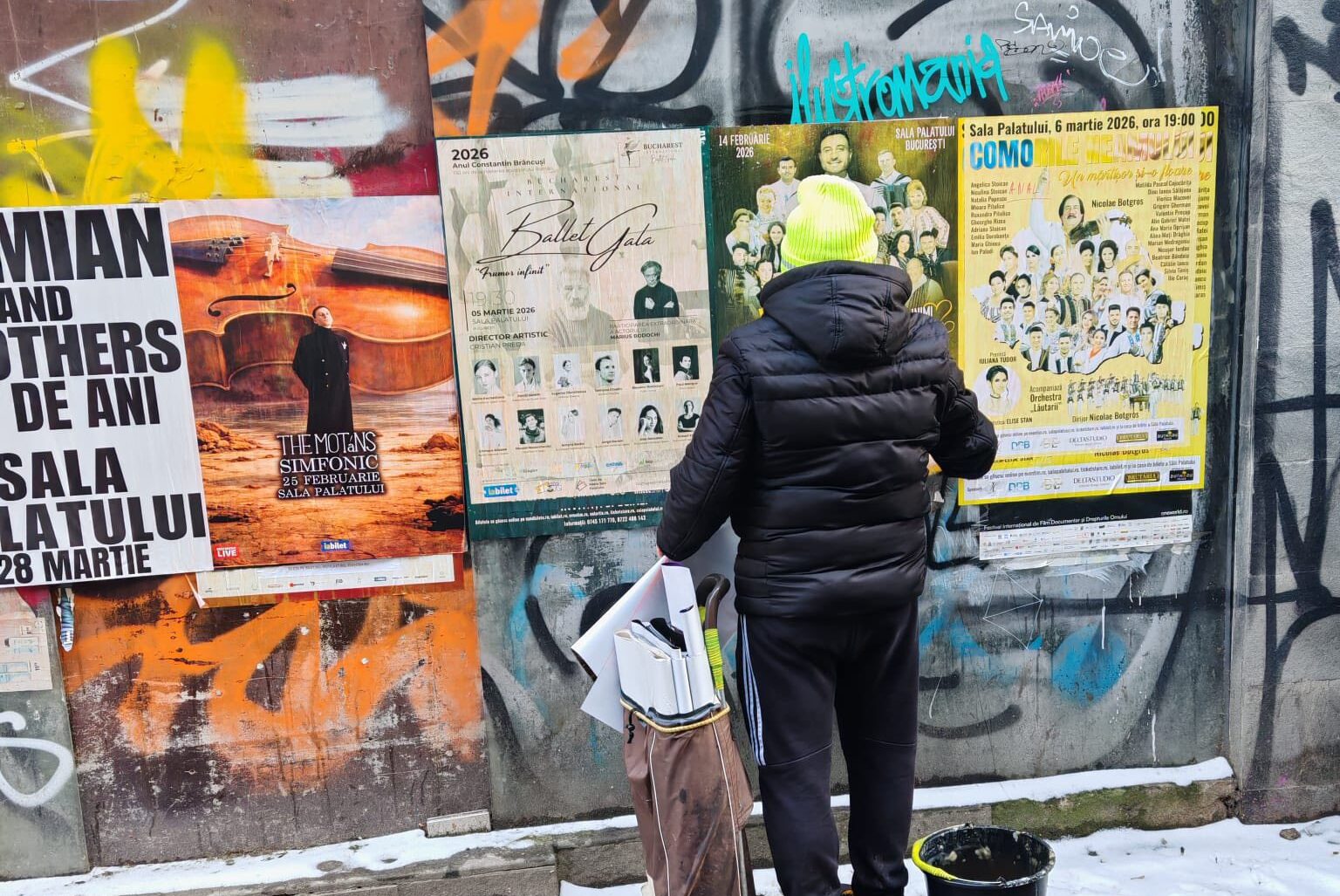 Afișajele lipite ilegal, amendate cu până la 6.000 lei și obligate să le îndepărteze