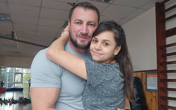 Marian Godină își transformă visul în realitate la Brașov, încredințând conducererea pensiunii soției sale În timp ce participă la competiția Survivor România 2026, Marian Godină, cunoscutul polițist și scriitor, își lasă pensiunea din Brașov în grija soției sale, Georgiana