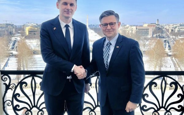 Vizită diplomatică în SUA: Președintele Senatului României reafirmă angajamentul față de parteneriatul cu Washingtonul Într-un moment crucial pentru relațiile bilaterale dintre România și Statele Unite ale Americii, președintele Senatului, liberalul Mircea Abrudean, a efectuat o vizită oficială la Washington, unde a avut întrevederi cu înalți oficiali americani