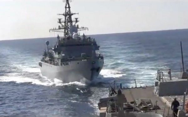 Un incident naval care poate avea implicații serioase pentru securitatea maritimei în Atlantic s-a petrecut miercuri, în apropierea coastelor sud-americane, atunci când o navă de război a Marinei Statelor Unite s-a ciocnit cu o navă de sprijin