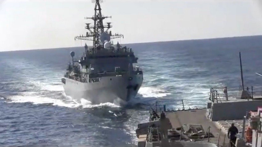 Un incident naval care poate avea implicații serioase pentru securitatea maritimei în Atlantic s-a petrecut miercuri, în apropierea coastelor sud-americane, atunci când o navă de război a Marinei Statelor Unite s-a ciocnit cu o navă de sprijin